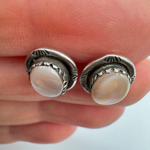 Mother Of Pearl MOP Oval Cabochon Silver Bezel Stud Earrings Southwestern Tribal - Picture 5 of 16